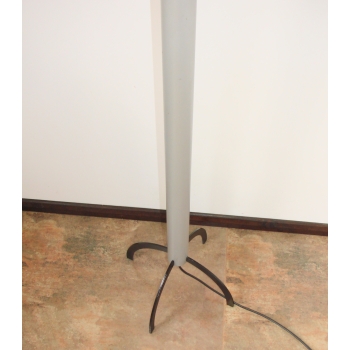 Minimalistyczna lampa stojąca z lat 80.